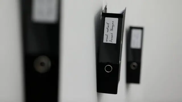 แฟ้มขออนุญาตผลงานจาก 12 ศิลปิน