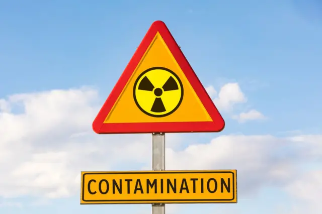 Logo peringatan radioaktif.