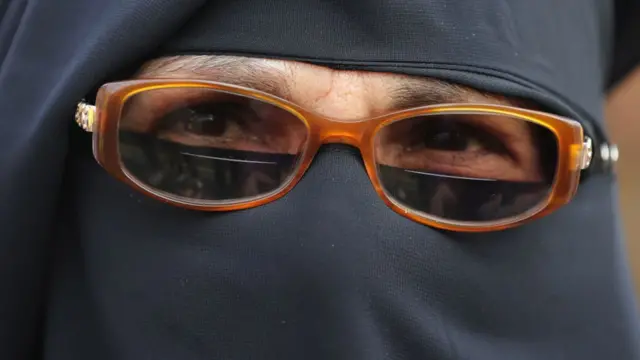 পত্রিকায় তার এক কলামে বোরকা পরা নারীদের চিঠির বাক্সের সাথে তুলনা করার পর প্রচণ্ড সমালোচনার মুখে পড়েছিলেন বরিস জনসন