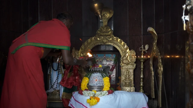 ఆలయంలో పూజ చేస్తున్న పోలయ్య