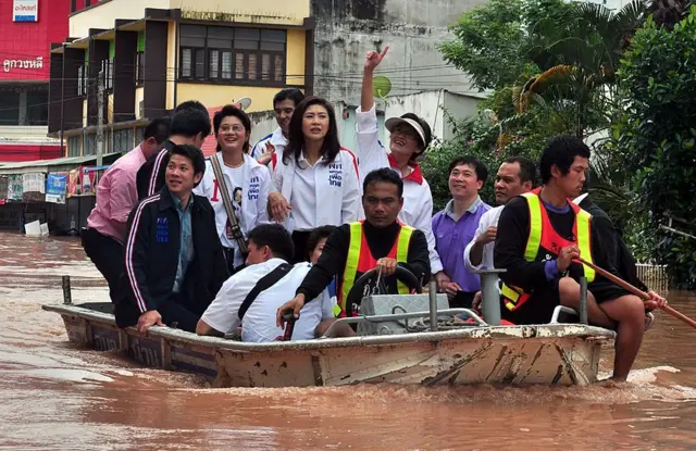 ยิ่งลักษณ์ ชินวัตร ลงพื้นที่ จ.น่าน ตรวจสถานการณ์น้ำท่วมเมื่อ 28 มิ.ย. 2554