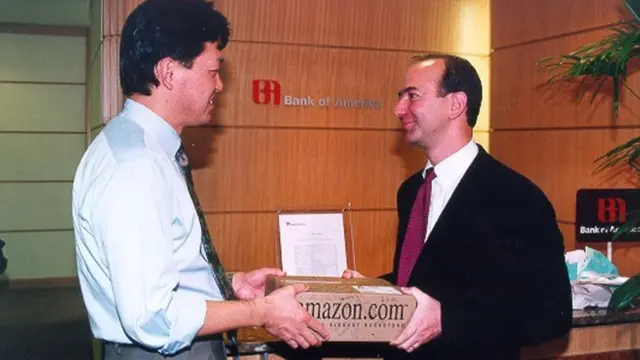 Джеф Безос особисто доставляє покупку мільйонному корситувачу Amazon у 1997 році - тоді це було неабияким досягненням