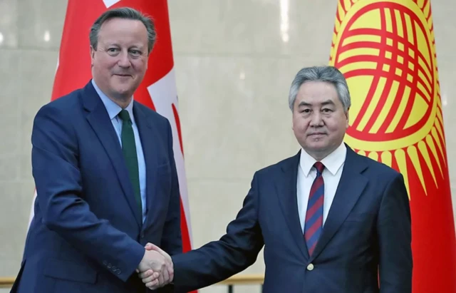 Ông David Cameron (trái), khi đó là Bộ trưởng Ngoại giao Anh,  đã gặp Bộ trưởng Ngoại giao Kyrgyzstan Jeenbek Kulubaev vào tháng Tư và thúc giục ông siết chặt việc tuân thủ các lệnh trừng phạt