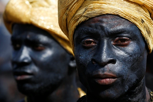 Ryari rigamije kwerekana urunyurane rw'imico muri icyo gihugu no muri Africa. Aba bari ku ifoto ni abo mu bwoko bwa Adjoukrou bari kwiyerekana