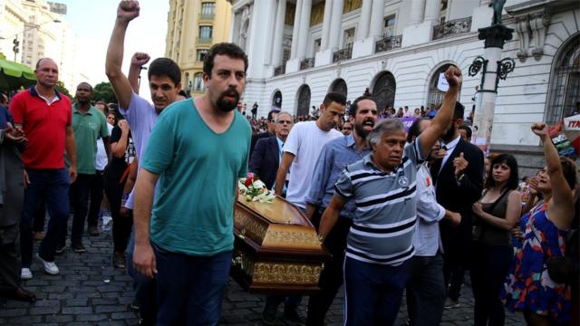 Boulos carrega caixãopipe casinoMarielle