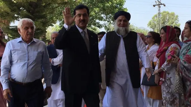 یوسف رضا گیلانی، فرحت اللہ بابر