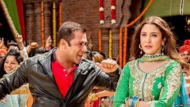 बॉलीवूडच्या चित्रपटांतही सेक्सचा इशारा करणाऱ्या शब्दांचा सर्रास वापर केल्या जातो.