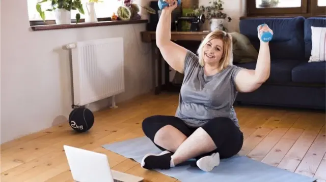 덤벨을 이용하면 집에서 쉽게 근력 운동을 할 수 있다 - 덤벨이 없다면 통조림 캔 같은 물건을 이용해도 된다