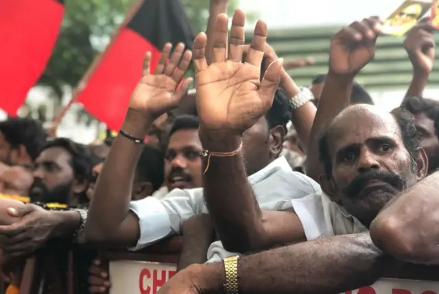 కరుణానిధి కోసం విలపిస్తున్న పార్టీ కార్యకర్తలు