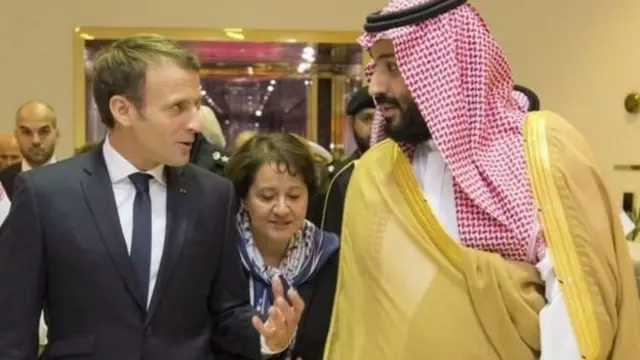 الرئيس الفرنسي إيمانويل ماكرون(يسار) وولي العهد السعودي الامير محمد بن سلمان
