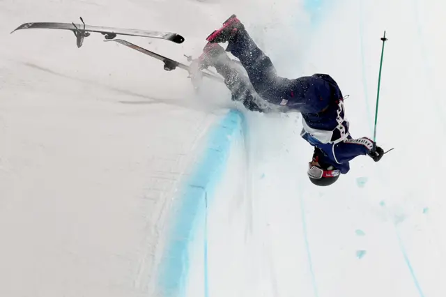 Американский спортсмен Ник Гёппер падает со склона, потеряв лыжи