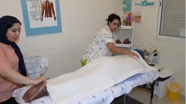 L﻿ilaafa Amouzou allongée sous des serviettes blanches.