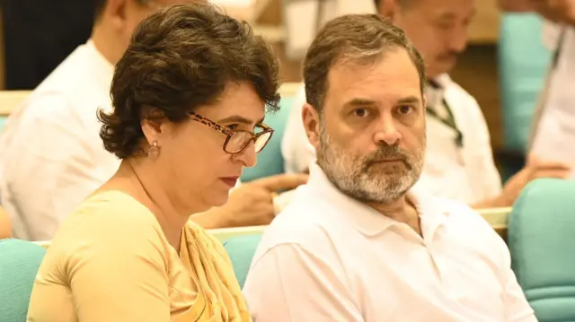 দিল্লিতে কংগ্রেস নেতা রাহুল গান্ধী ও প্রিয়াঙ্কা গান্ধী (অগাস্ট ২০২৫)