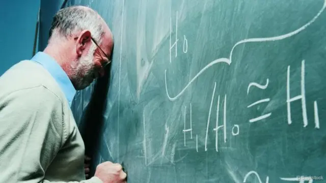 અભ્યાસ કરવાના બોર્ડની તસવીર અને એક વ્યક્તિની તસવીર