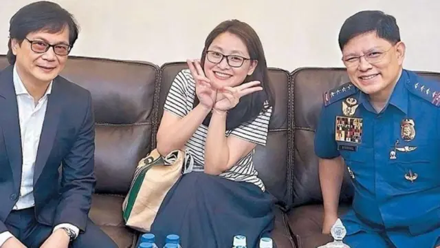 Alice Guo tersenyum lebar bersama menteri dalam negeri dan kepala Kepolisian Nasional Filipin