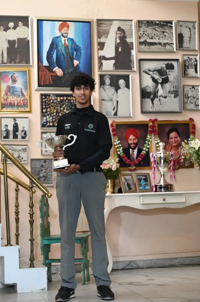 ਹਰਜੈ ਸਿੰਘ ਆਪਣੀ ਟਰਾਫ਼ੀ ਦੇ ਨਾਲ