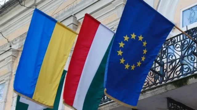 На фасаді Берегівської міськради поруч розташовані прапори України, Угорщини та Євросоюзу