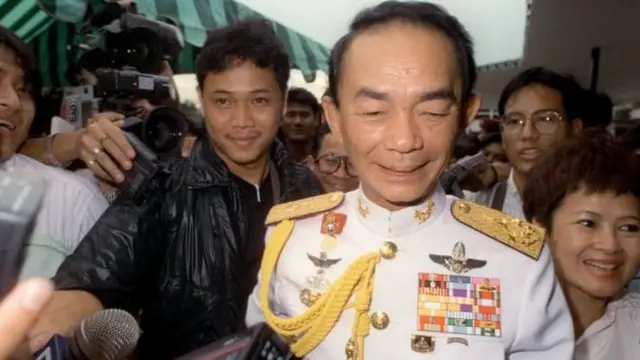 "บิ๊กจ๊อด" พล.อ. สุนทร คงสมพงษ์ ได้รับฉายา "นายพลเสื้อคับ" เพราะแต่งกายเนี้ยบมาก