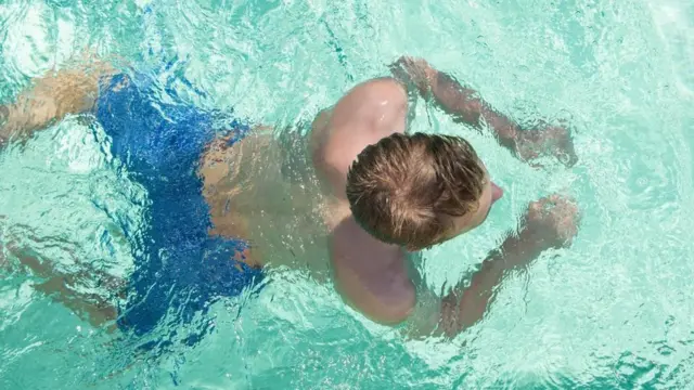 Un niño nadando en una piscina
