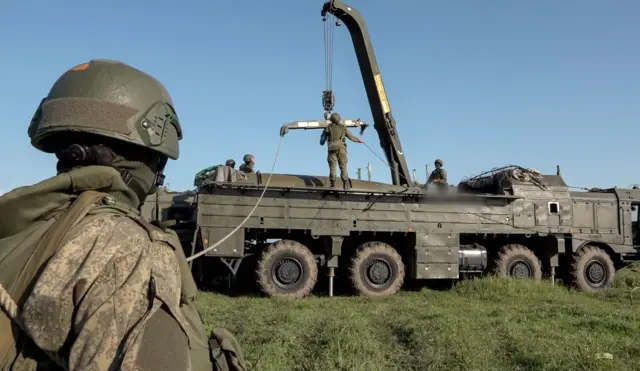 На снимке из видео, предоставленного пресс-службой Минобороны России, российские военнослужащие отрабатывают нестратегическую ядерную ракету оперативно-тактического ракетного комплекса “Искандер” в ходе второго этапа тактических ядерных учений Вооружённых сил России и Белоруссии в неустановленном месте, 11 июня 2024 года.