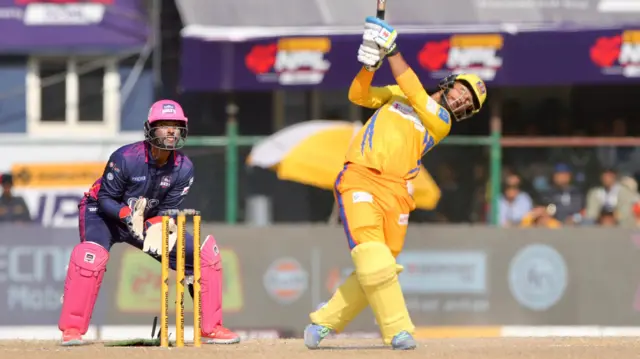 जनकपुर बोल्ट्सविरुद्ध ब्याटिङ गर्दै सुदूरपश्चिम रोयल्सका शैफ अली जैब