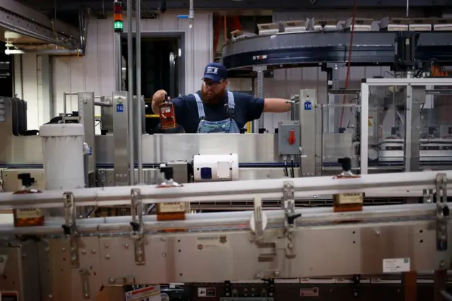 Pracownik przeprowadza kontrolę jakości butelki whisky bourbon marki Knob Creek w destylarni James B. Beam w Clermont w stanie Kentucky w USA. 