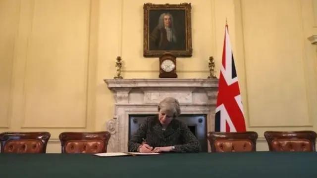 '50 වෙනි වගන්තිය' ක්‍රියාවට නගන බව යුරෝපා සංගමයට දැන්වීමේ ලිපියට අගමැතිනි තෙරේසා මේ අත්සන් තබමින්