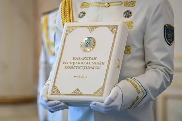 Новая Конституция Казахстана, одобренная на общенациональном референдуме, была официально принята в ходе церемонии, состоявшейся 18 марта 2026 года в президентском дворце «Акорда» в Астане 