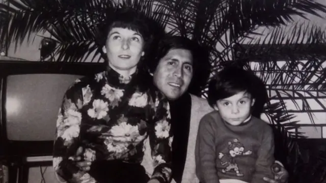 Irina Strukova y Sixto Díaz, padres de Daniel, con su hijo cuando era niño.