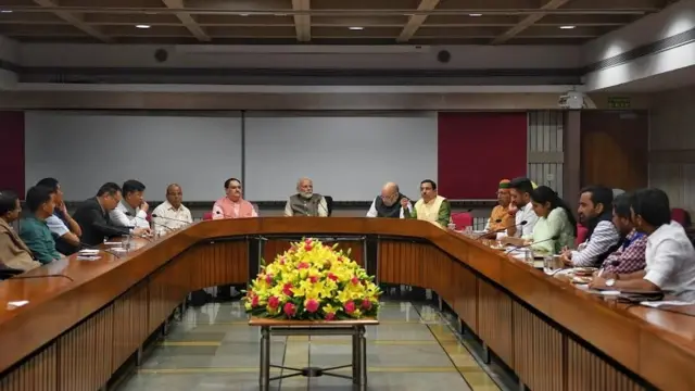 सर्वदलीय बैठक में हिस्सा लेते नेता