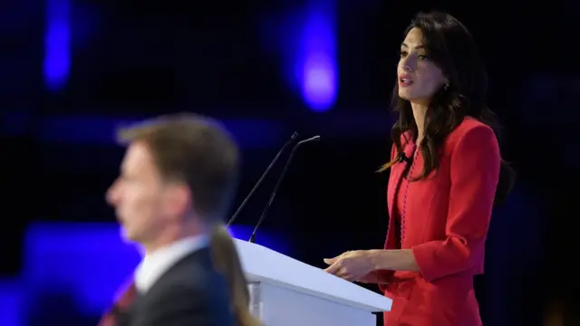 Amal Clooney ve Jeremy Hunt konferansta konuşma yaptılar