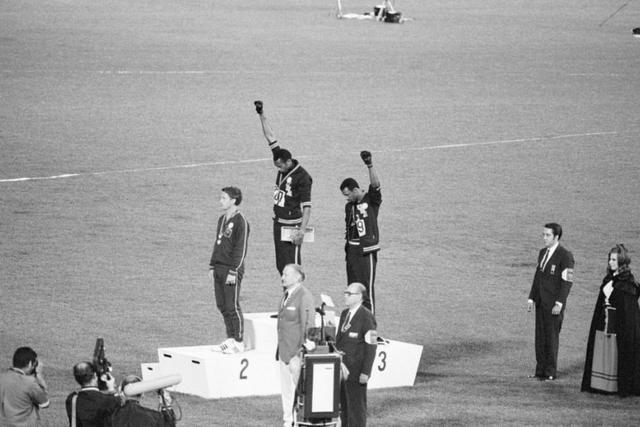 1968年墨西哥奥运颁奖台上，美国黑人运动员表达抗议