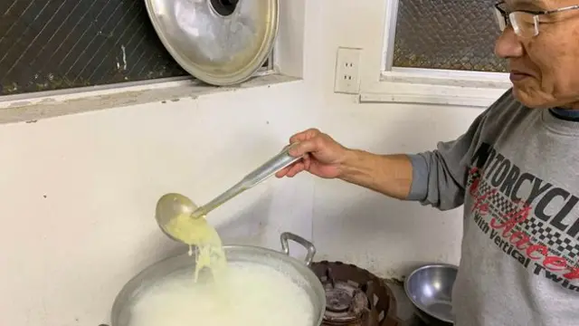 Warga desa Yunomine sedang memasak.