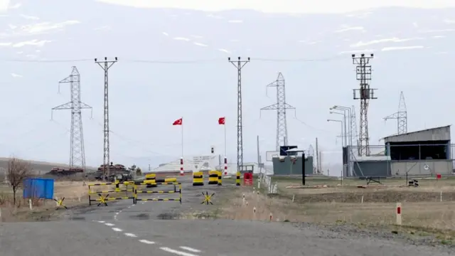 iki ülke arasındaki sınır kapısı kapalı