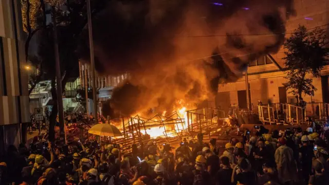 Fuego en las calles de Hong Kong