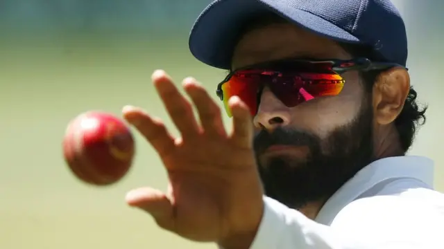 તેણે રવિચંદ્રન અશ્વિન સાથે જોડી બનાવીને દેશ અને વિદેશમાં ભારતને ઘણી ટેસ્ટમાં સફળતા અપાવી