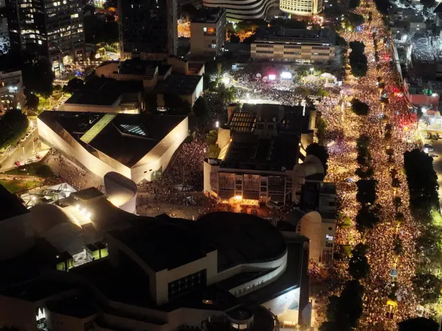Tel Aviv'deki 'Rehine Meydanı'nda binlerce kişi toplandı 