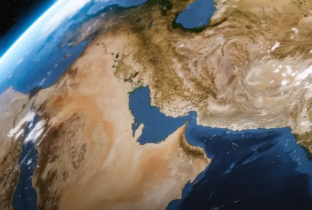 संघर्ष असूनही काही जहाजे होर्मुझ सामुद्रधुनीतून गेली आहेत. 