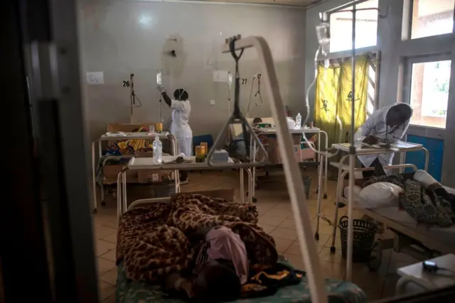 कर्मचारी आणि सुविधांची कमतरता अनेक महिलांना वैद्यकीय मदत घेण्यापासून परावृत्त करते.