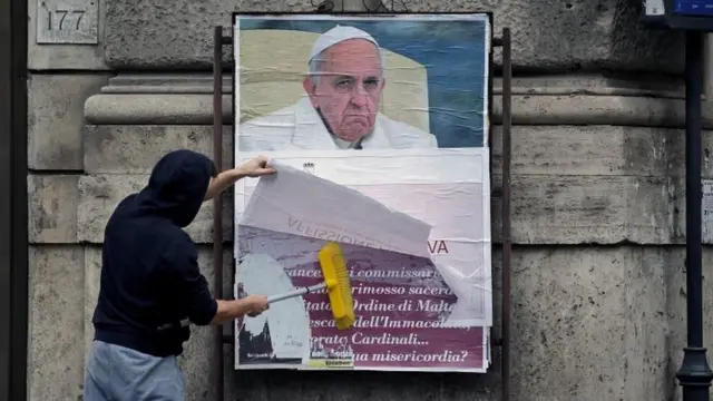 Papa'ya karşı sokaklara asılan eleştirel posterler, hızlıca kapatıldı.