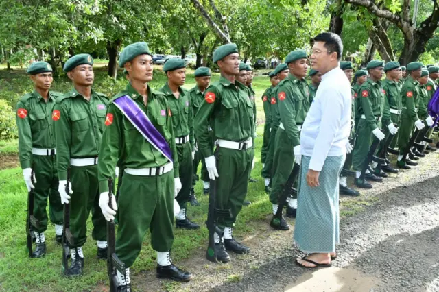 စစ်မှုထမ်းအပတ်စဉ် (၁) သင်တန်းဆင်းပွဲမှာတွေ့ရတဲ့ စစ်ကောင်စီဧရာဝတီတိုင်းဝန်ကြီးချုပ် ဦးတင်မောင်ဝင်း 