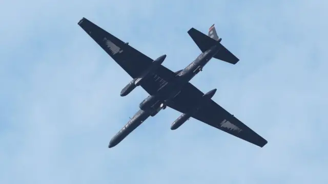 11월 22일 오후 경기 평택시 주한미군 오산공군기지에서 U-2S 고고도정찰기가 착륙하고 있다