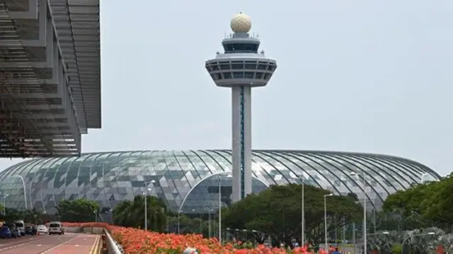 Mnara wa udhibiti wa Uwanja wa Ndege wa Changi ni ishara ya kipekee nchini Singapore