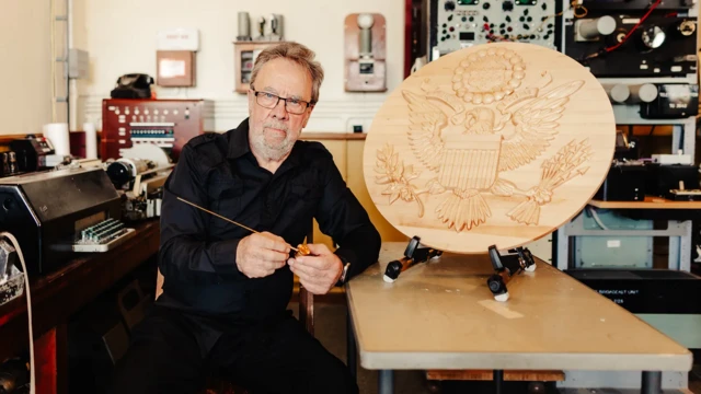 John Little, The Thing'in kopyasının yanında oturuyor