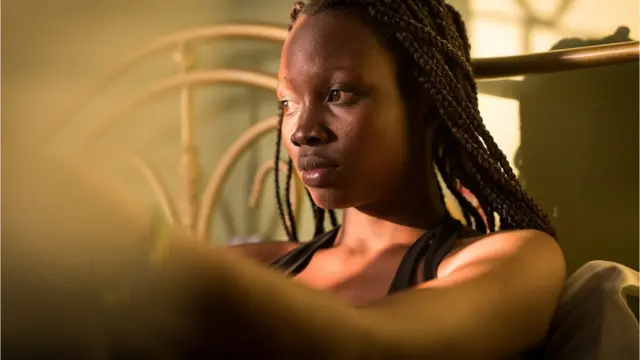 Une femme seule qui réfléchit dans son lit