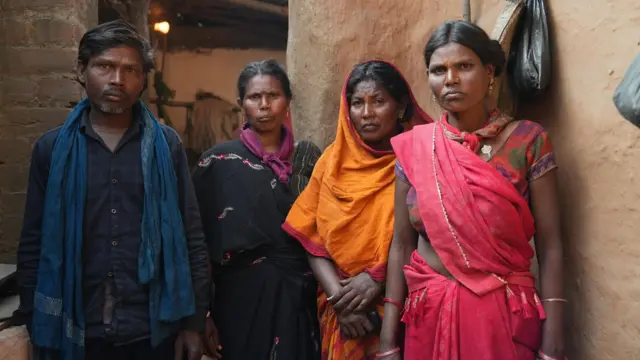 बदरी भुइया की बहनें और बहनोई, झारखंड से अपने भाई को अंतिम विदाई देने पहुंचे हैं
