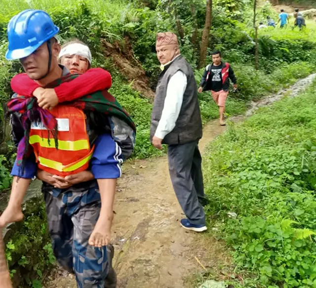 सुरक्षाकर्मीहरूले घाइतेको उद्धार गरेका छन्