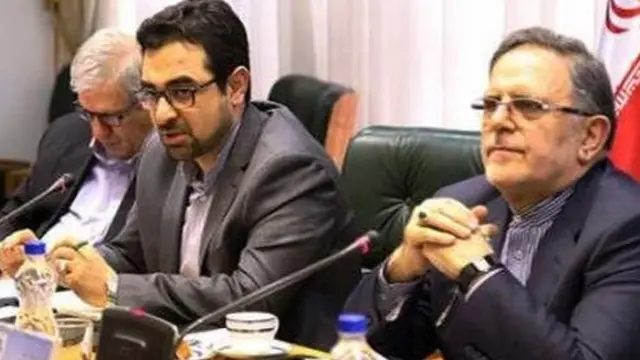 از راست ولی الله سیف و احمد عراقچی، رئیس کل سابق و معاون پیشین ارزی بانک مرکزی از سوی مقام های امنیتی و قضایی متهم و دادگاهی شده اند