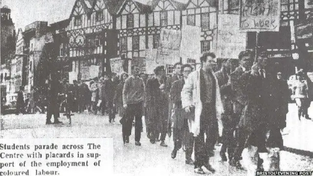 当年的剪报照片:1963布里斯托尔大学生参加抗议布里斯托尔公交公司种族歧视政策的运动。