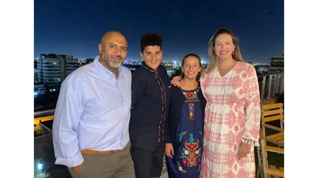 Elizabeth Campero junto a su esposo y sus dos hijos.